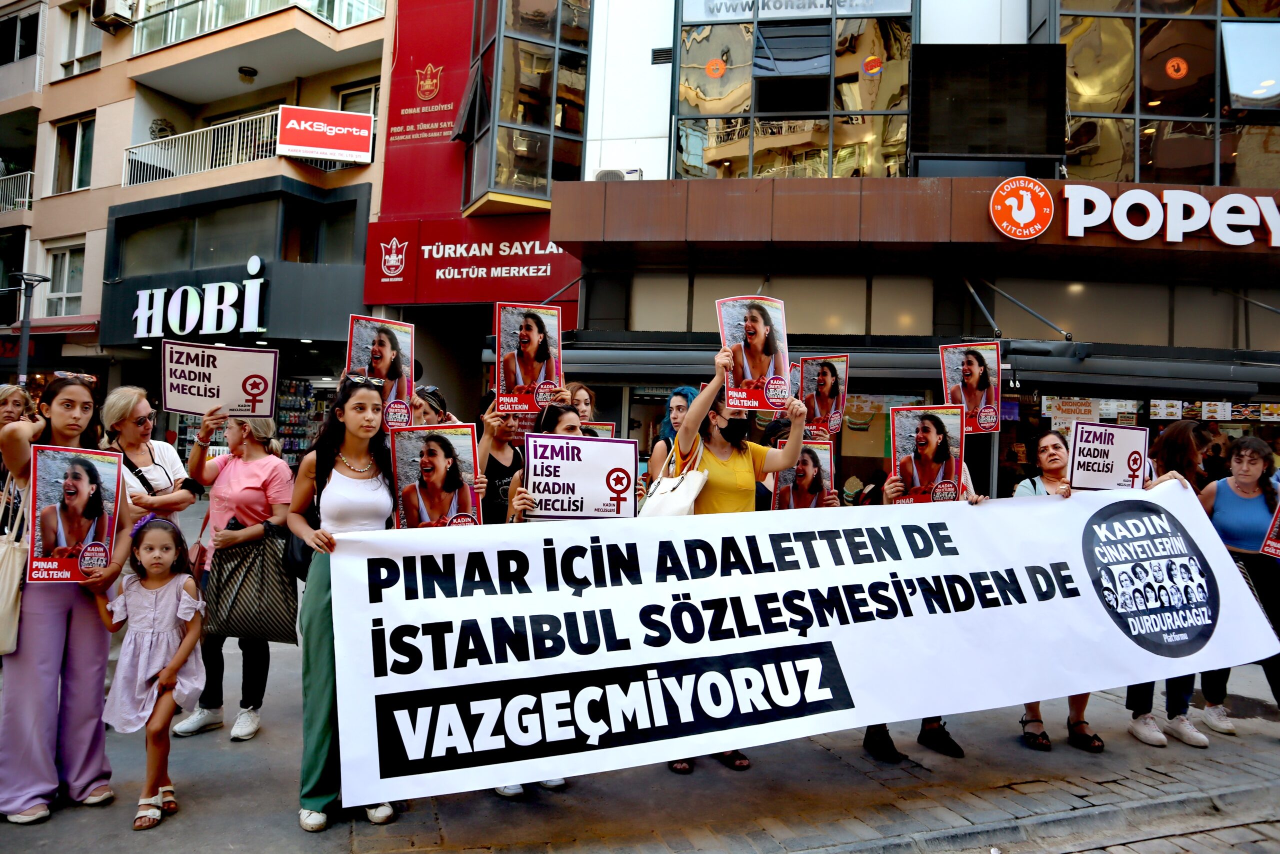 Kadınlardan İzmir’de Pınar Gültekin eylemi haber görseli